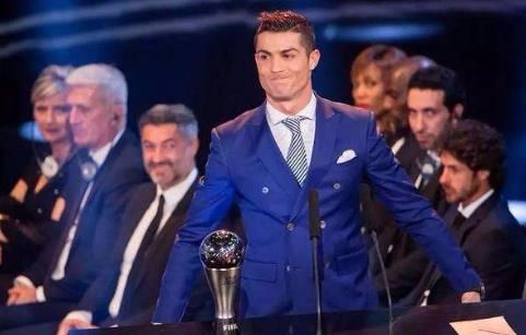 c罗被围拍图片,c罗被围住的图片