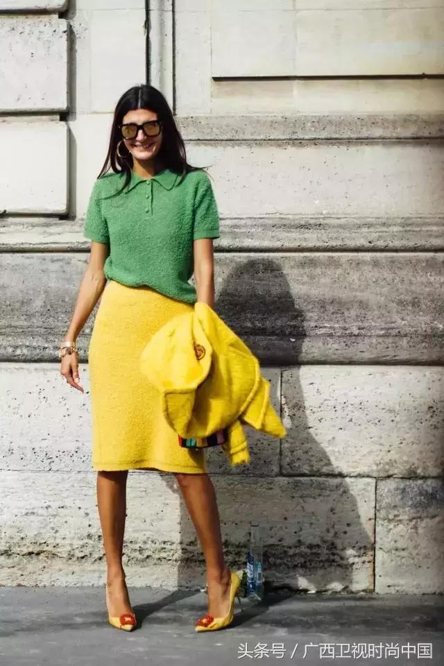 针织衫短袖里面应该穿什么,黑色金丝宽松短袖针织衫怎么搭