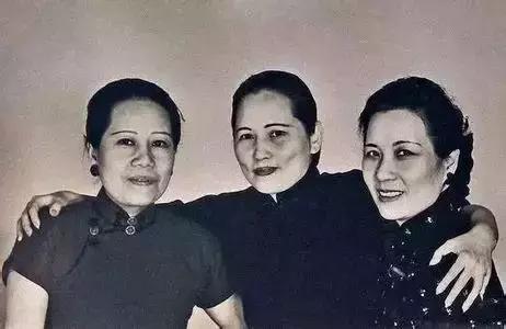 宋氏三姐妹的爹妈是谁,宋氏三姐妹与父母的合影