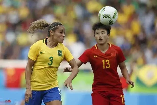 中国足坛再现重大误判，球员怒斥裁判：我要扼杀你这些害群之马！