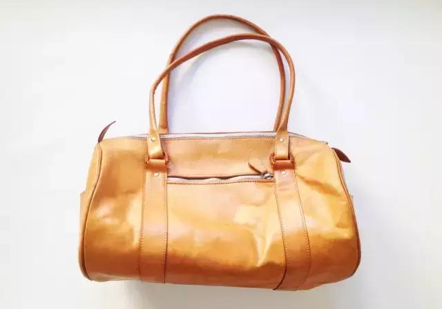 她拿这个擦一擦包包，立马变得和新的一样！