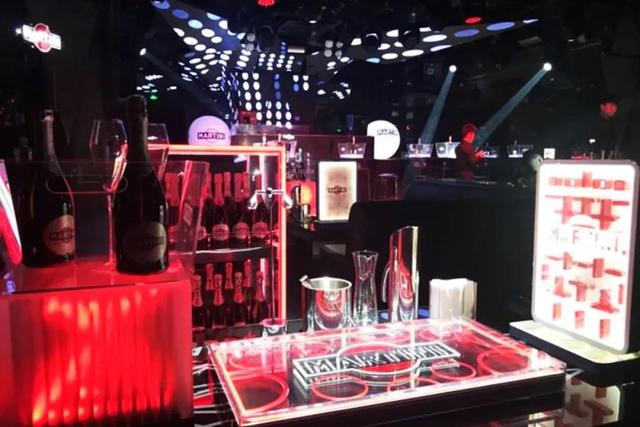 火遍香港尖沙咀、外滩江景环绕……2018魔都新酒吧，潮人新据点！