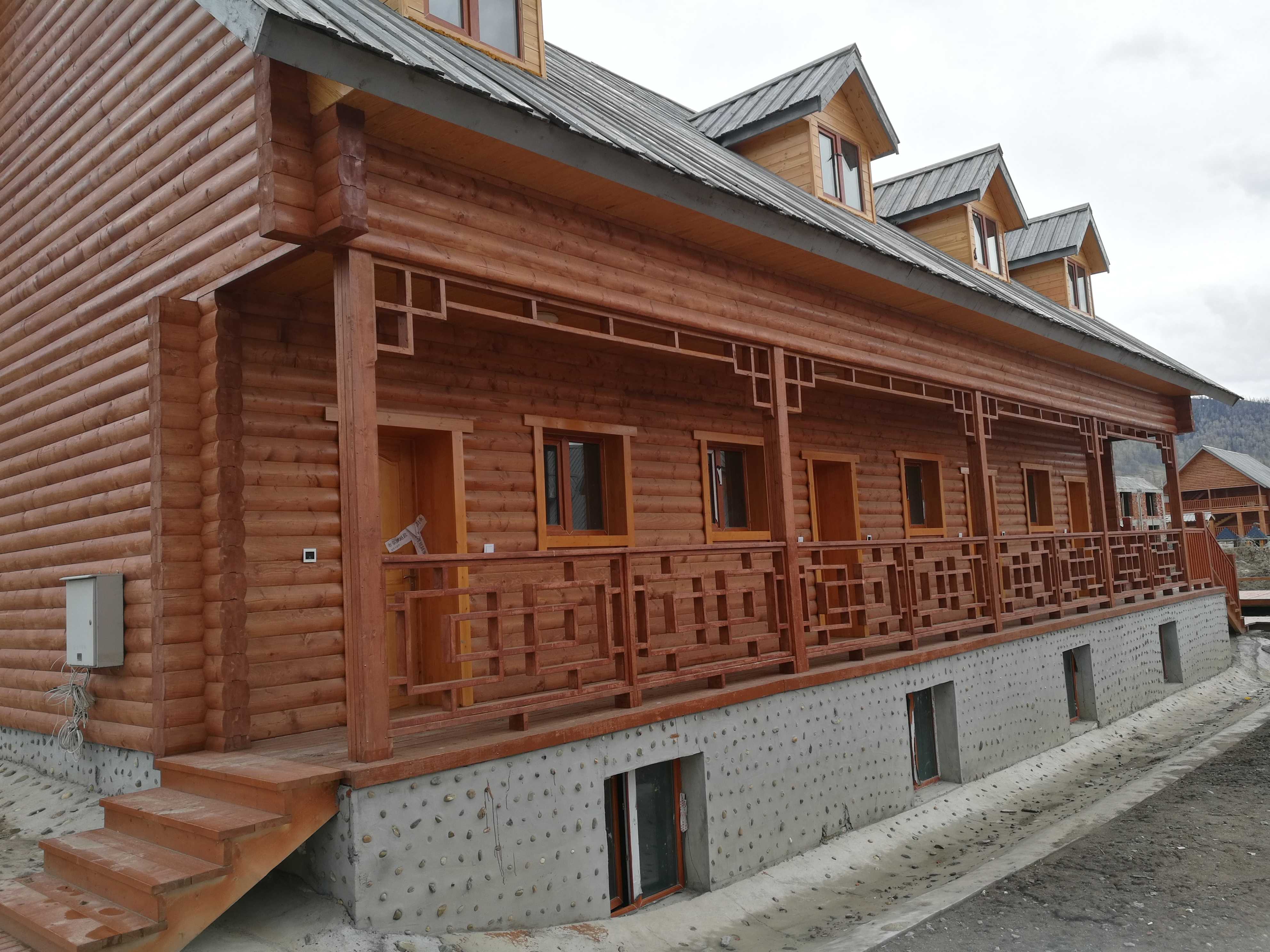 木结构别墅多少钱1平方,木结构别墅建造优缺点是什么