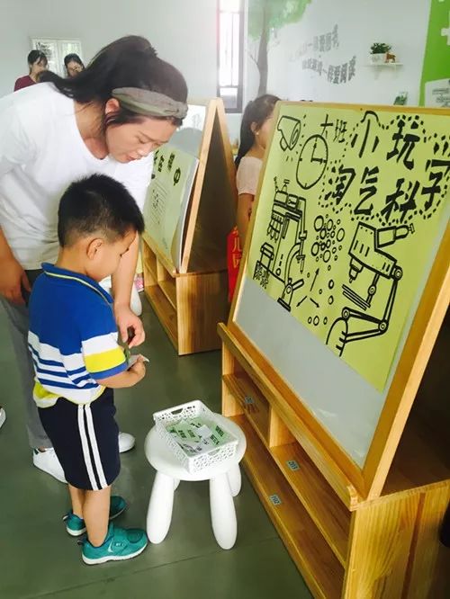 足球、围棋、机器人等等20个科目，这家幼儿园的娃好嗨森啊！