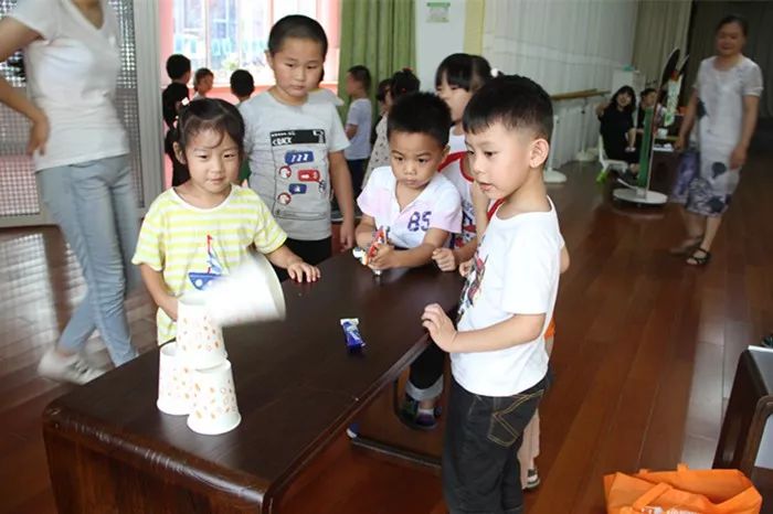 足球、围棋、机器人等等20个科目，这家幼儿园的娃好嗨森啊！