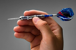 扑克飞镖正确手势图解,飞镖握镖的正确姿势