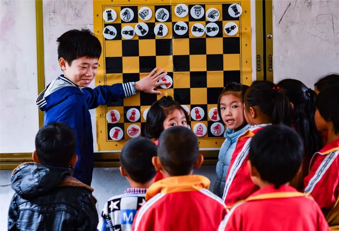 一群外来人带着「梦想」的旅行箱，打破了山娃娃们的平静生活……