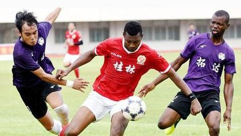 黑人外援做不雅手势惨遭多人围殴，桂林业余比赛上演数十人大战