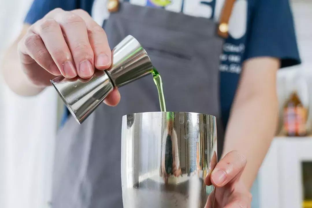 工作累了喝一杯小酒,上班这么辛苦还要回家做饭