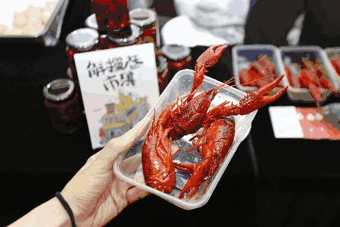 只有7天！斛擋巷嘉年华升级版来袭，百份GUCCI免费送，解锁你的逛吃技能！