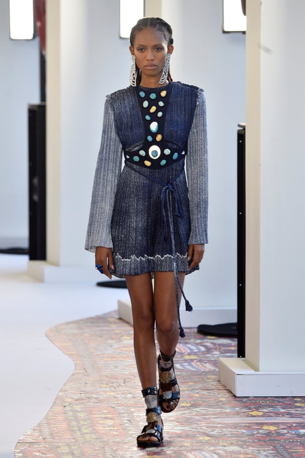 唐嫣超短发亮相巴黎时装周,唐嫣时装周看秀造型曝光