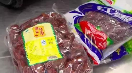 中国大妈出国探望儿子，行李箱被打开的那一刻，所有人都惊呆了！