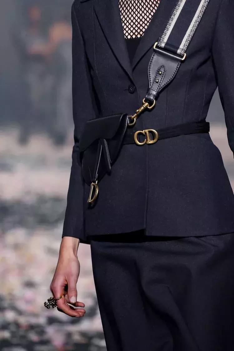 戚薇霸气走秀,唐嫣戚薇机场街拍大全