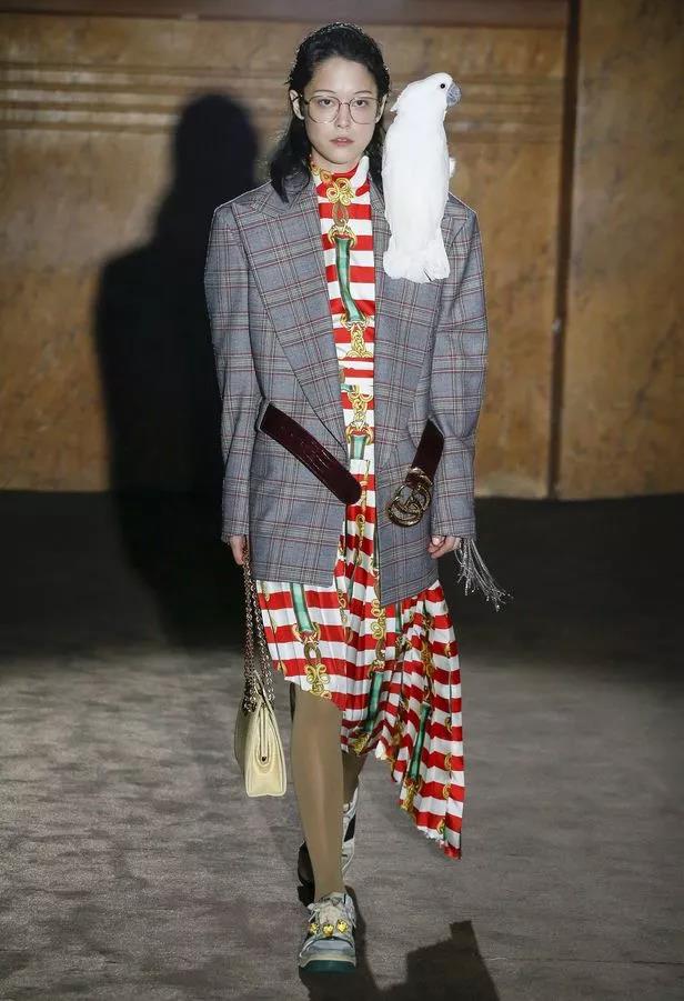 戚薇霸气走秀,唐嫣戚薇机场街拍大全