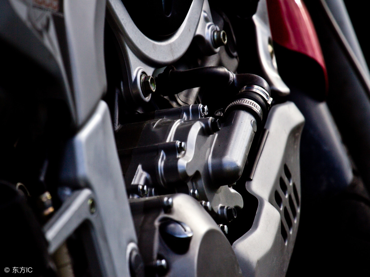 电动汽车行驶中突然熄火是怎么了,电动车经常熄火重新启动又能走