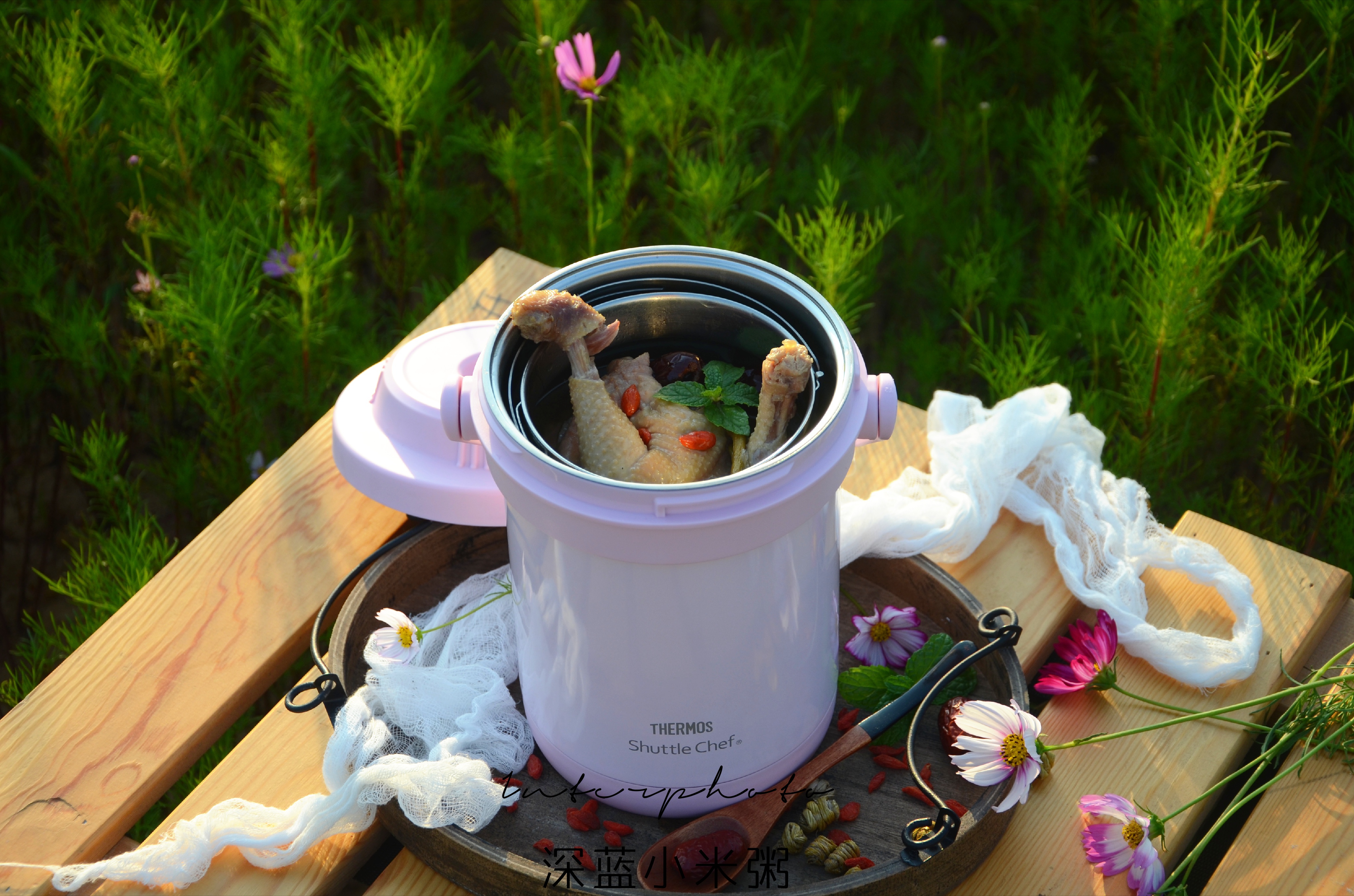 你还在厨房里汗流浃背地煲汤吗？试试这款焖烧锅，让你美美哒喝汤