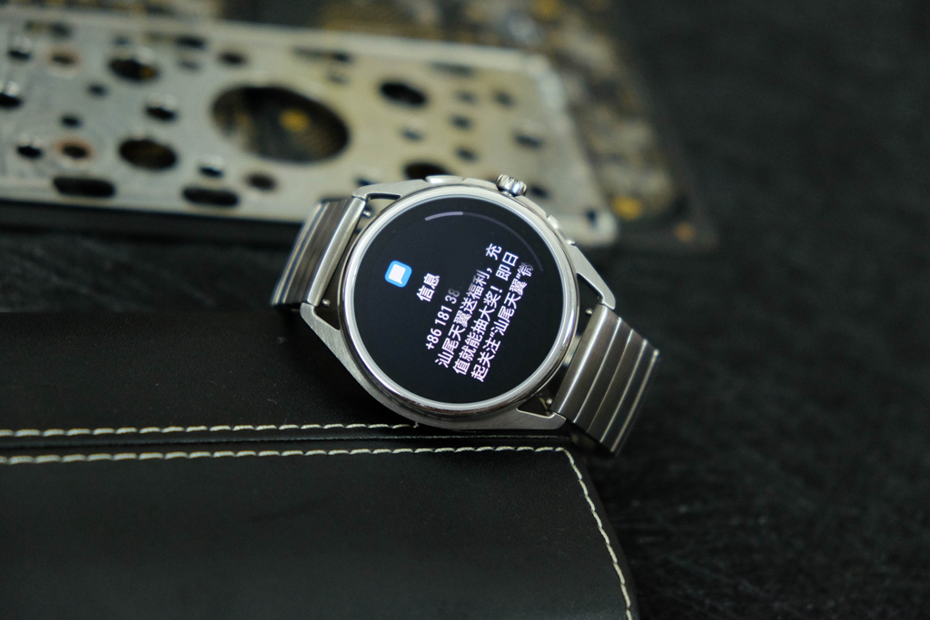 何必花钱买AppleWatch,阿玛尼智能触屏腕表难道不出色?