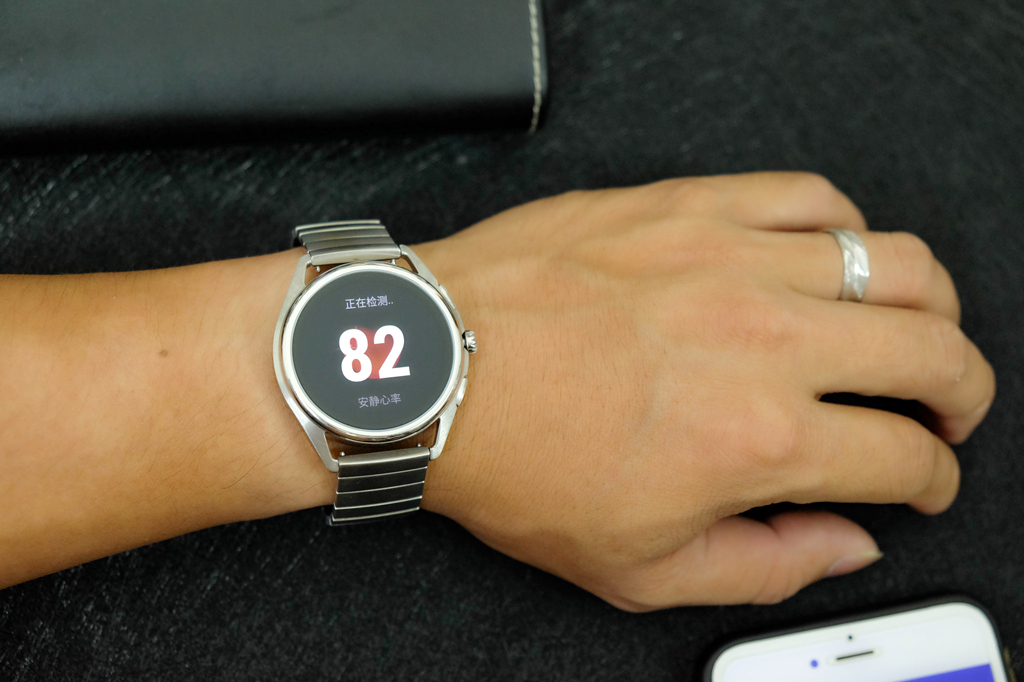 何必花钱买AppleWatch,阿玛尼智能触屏腕表难道不出色?