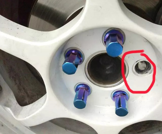 汽车轮胎螺丝断了一个有什么影响,为何汽修厂轮胎螺丝拆卸那么轻松