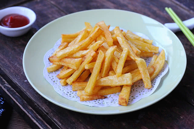 炸薯条是先冻还是先裹淀粉,炸薯条要冷冻原因是什么