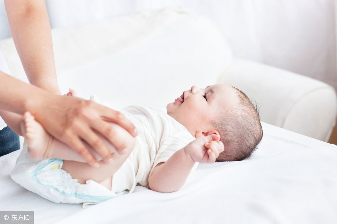 尿布一定要勤换、勤洗，每次喂奶前应更换一次