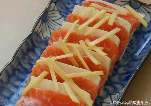 做三文鱼外加几个小菜,豆腐煮三文鱼