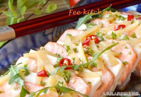 做三文鱼外加几个小菜,豆腐煮三文鱼