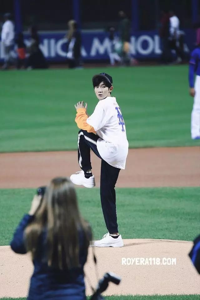 王源大背头班小松,王源美职棒球赛开球完整版