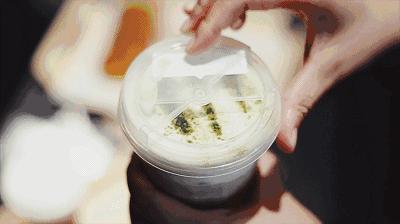 今天刷爆成都人朋友圈的网红奶茶店，卖起了五粮液水果茶和川菜！