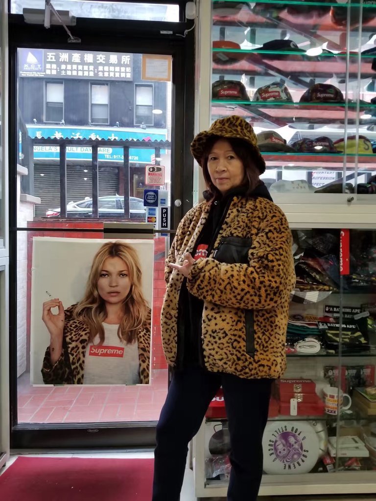 中国大妈靠卖大金链子在纽约称霸