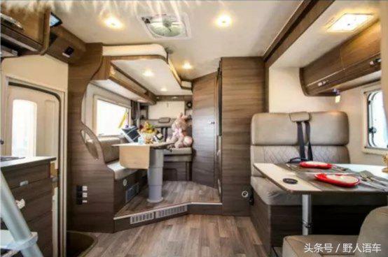 国产依维柯宝迪底盘改装的C型房车2个会客区可睡6人，售59.99万