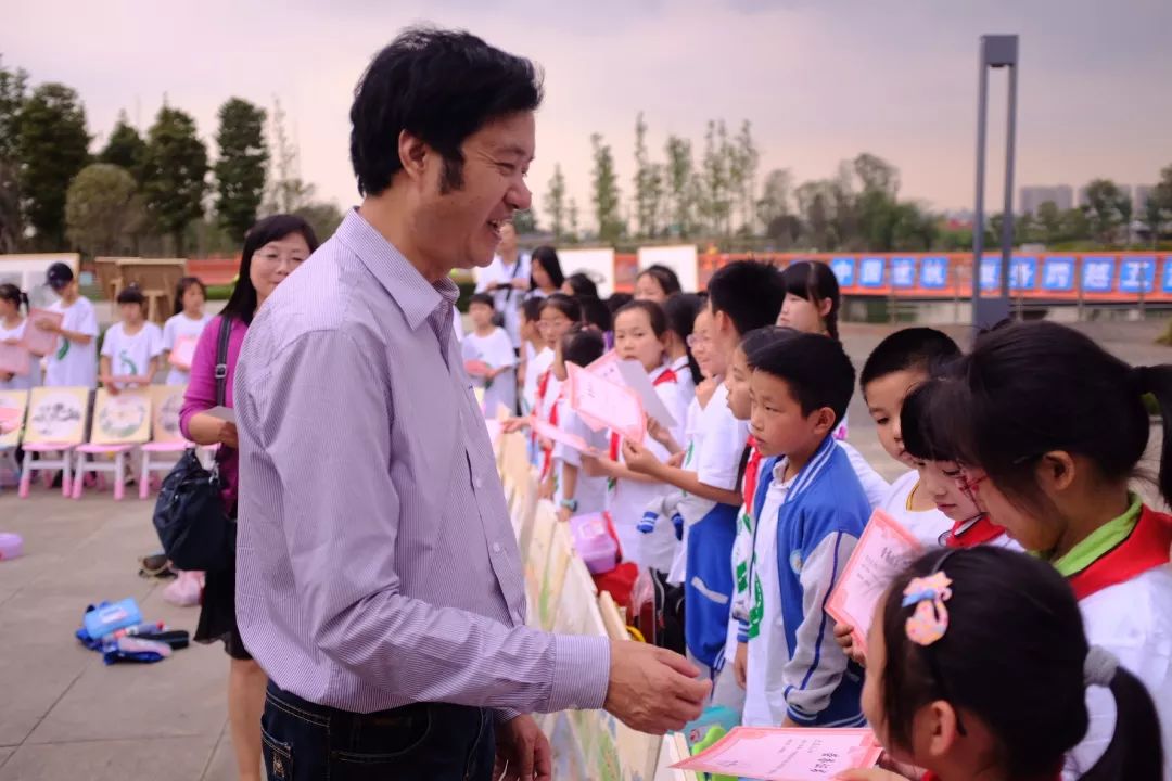 绿·道——天府绿道采风写生作品展巡展亮相锦城湖，小朋友们写生忙