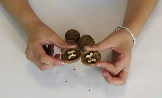 核桃打下来不开用啥办法,核桃打不开夹子