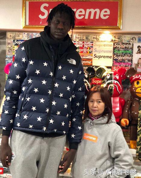 广东大妈玩潮入百万！她把美国人钱赚个遍，是纽约炒货届的扛把子