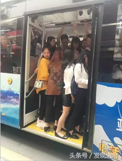 我在达州早高峰的公交车上,遇见了真正的勇士!