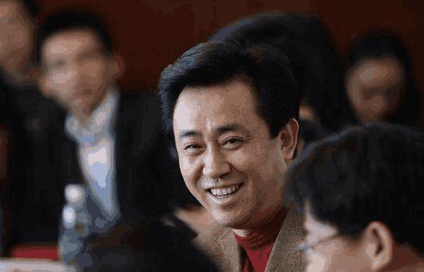 赚得比腾讯还狠，白手起家到2900亿问鼎首富，行业布局堪比李嘉诚