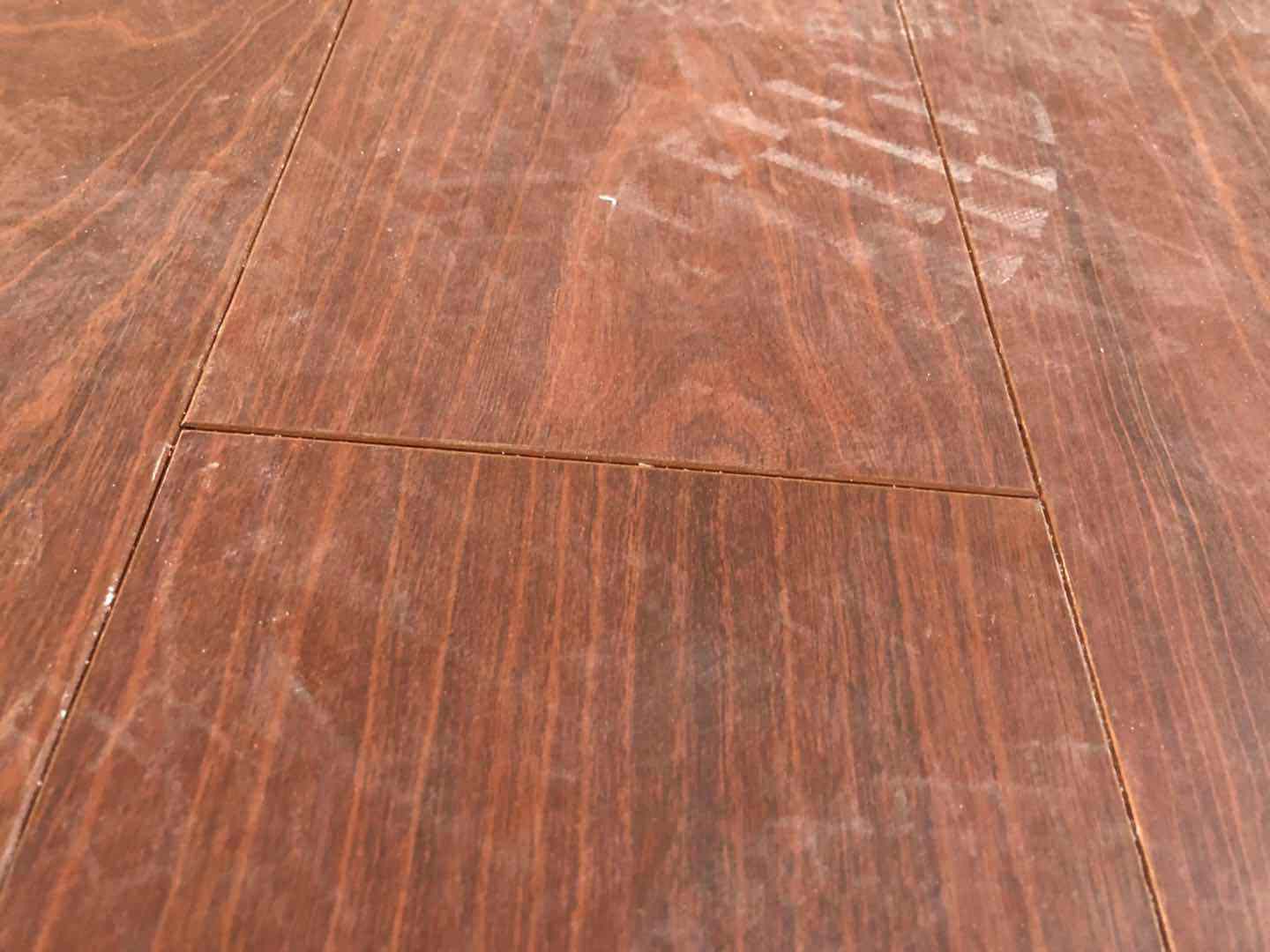 家里木地板翘起来了怎么办,家里的木地板翘起松动