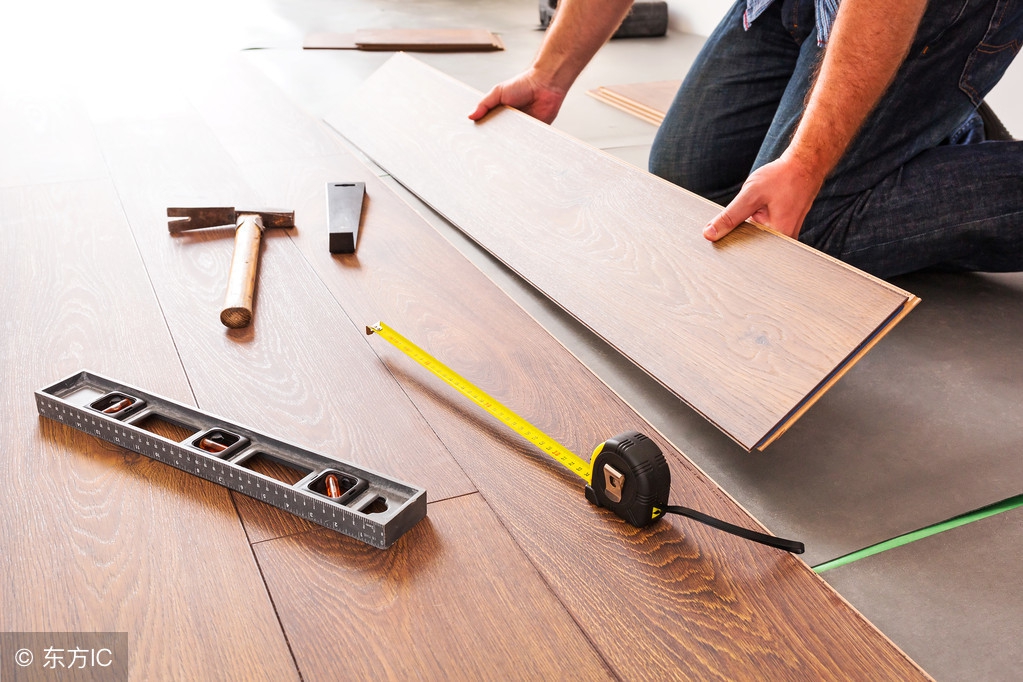 家里木地板翘起来了怎么办,家里的木地板翘起松动