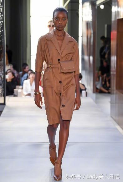 国际大牌都喜欢裤头前挂丝巾,衣服比较单调的时候增加灵气