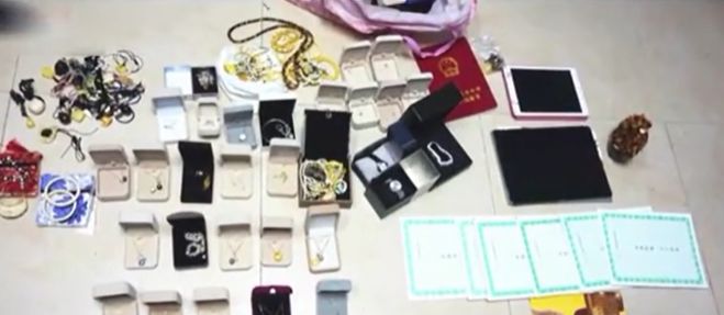 女同事突然狂买奢侈品！老板怒了，之前曾给她卡里打了这么多钱……