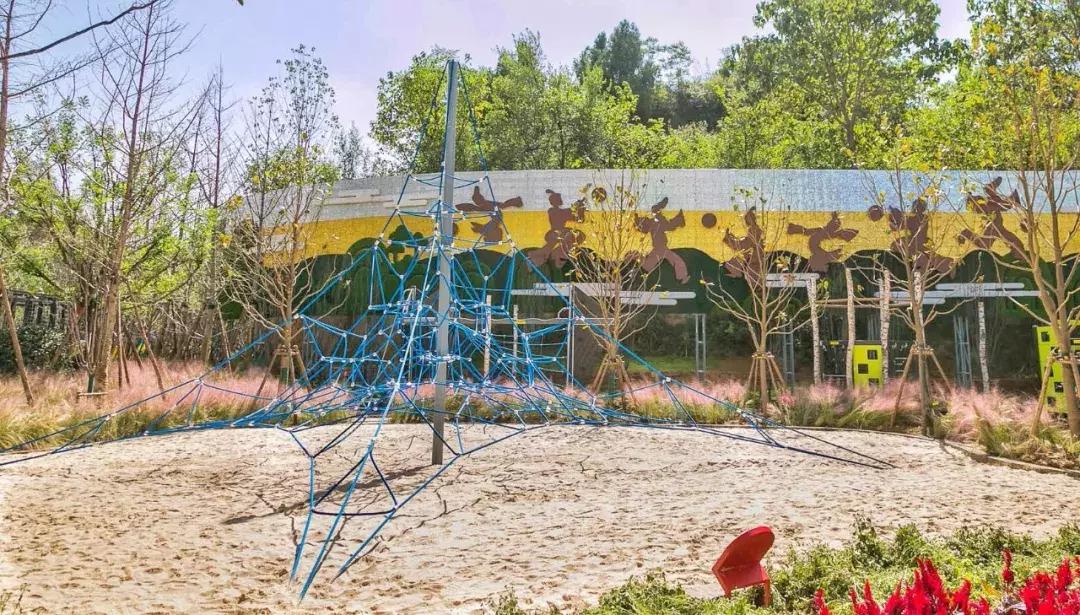 郑州足球小镇2019,郑州足球小镇有真草足球场吗