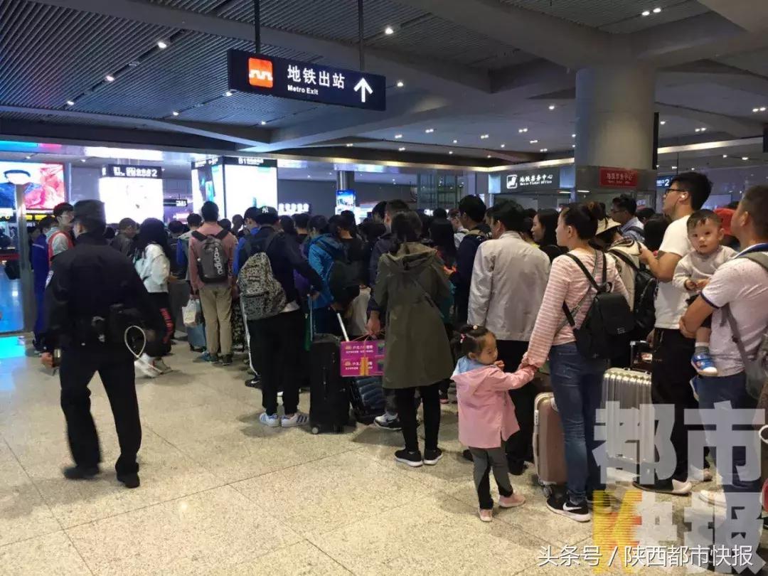 北客站卖光今日票，230万人挤地铁，车堵人多，但大家竟为这件事点赞