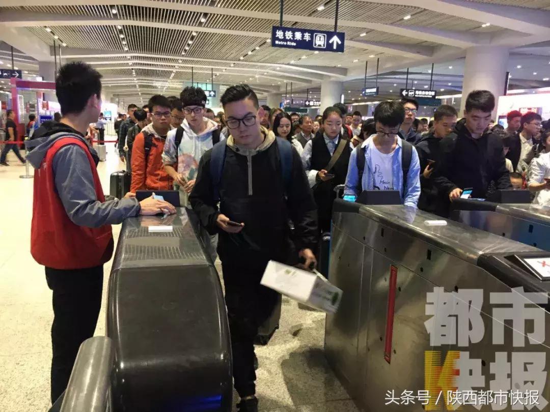北客站卖光今日票，230万人挤地铁，车堵人多，但大家竟为这件事点赞