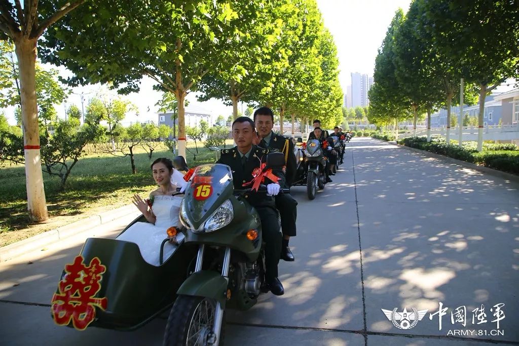 军旗为证，战友为媒：你嫁给爱情的样子，真美！