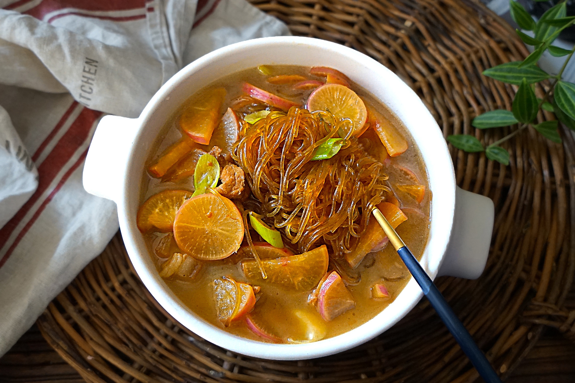 红烧肉炖萝卜好吃还是炖洋芋好吃,红烧肉烧萝卜萝卜需要焯水吗