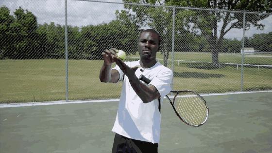 抛高发球怎么才可以抛正,抛球的发球方式