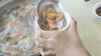 三亚火车头万人海鲜广场哪家好吃,在三亚3000元一桌的海鲜大餐