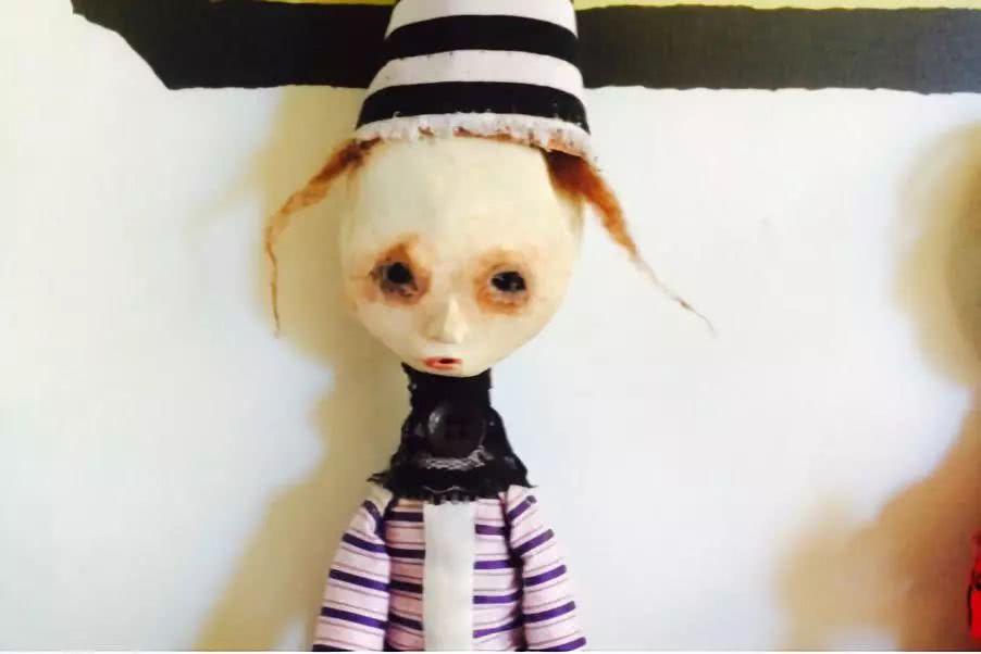 孩子用盒子建造废弃城市在家里,12岁男孩自己捡破烂