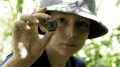 孩子用盒子建造废弃城市在家里,12岁男孩自己捡破烂