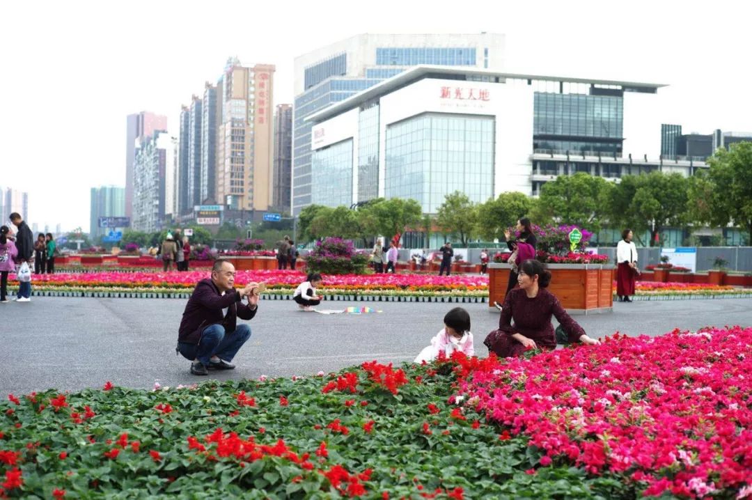 去外地旅游半路堵人,出去游玩堵在高速上怎么办